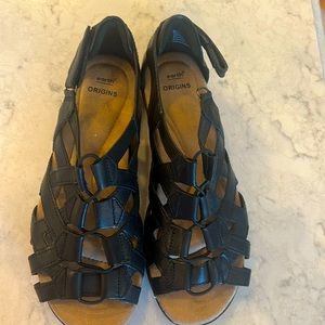 NWOT never worn Earth sandals- Size 8M